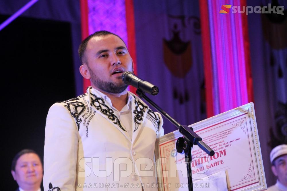 Тууганбай Абдиевдин 90 жылдыгына карата өткөн эл аралык айтышта баш байгени алган казак акыны Мухтар Ниязов