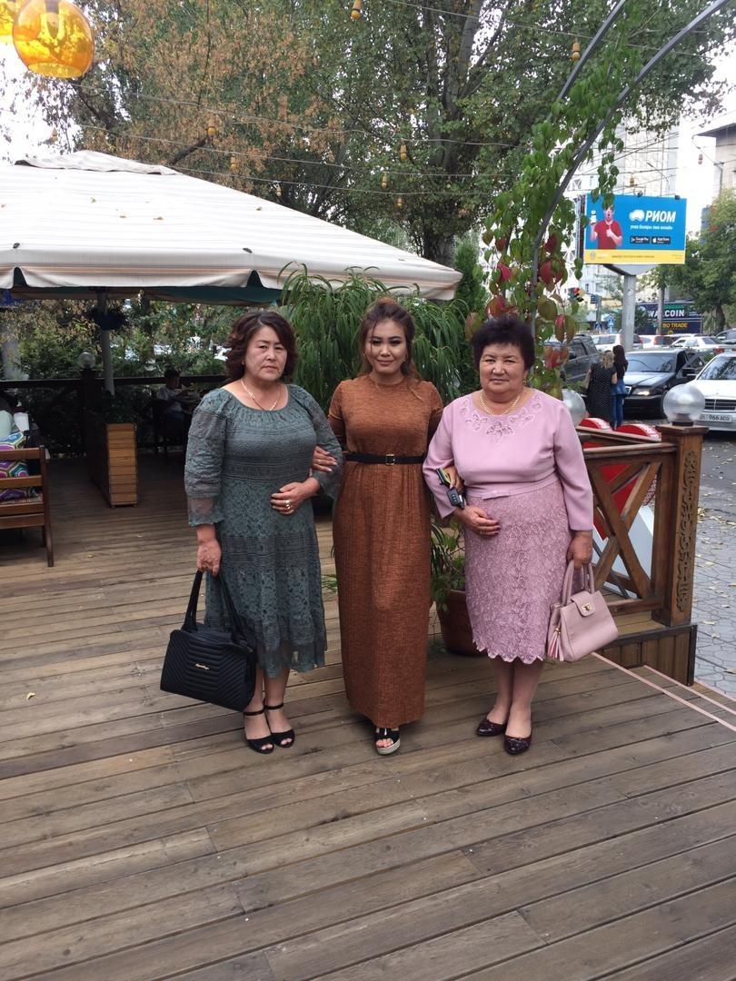 Оң жакта Нуркыз Кожонованын апасы, сол жакта болочоктогу кайненеси