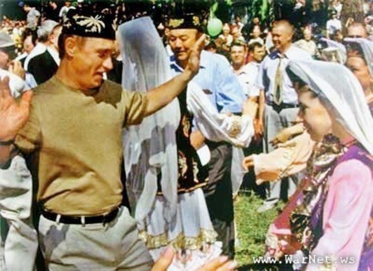 Владимир Путин татарлардын улуттук майрамында бийге түшкөн кези.