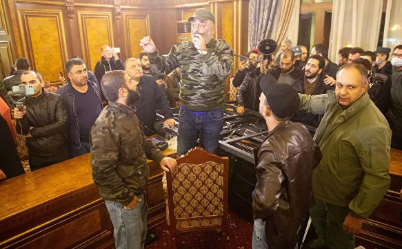Митингге чыккандар Пашинянды жана өкмөттүн курамын толугу менен кызматтан кетишин талап кылышты.