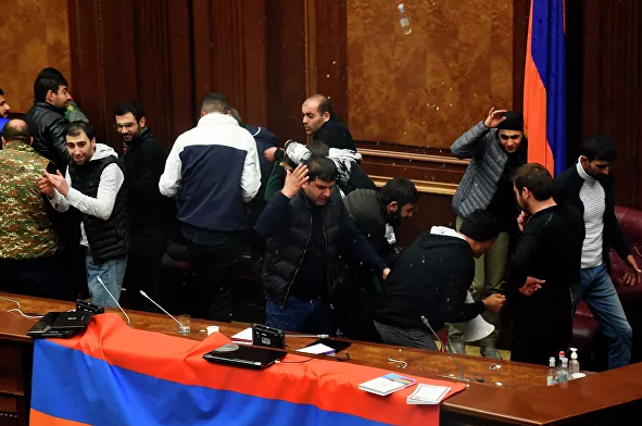 Ереванда келишим түзүлгөндөн кийин баш аламандык башталды.