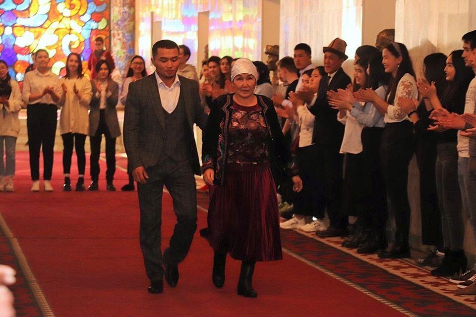 Спортчуларды сыйлоо аземи кызыл килемден өтүү менен коштолду.
