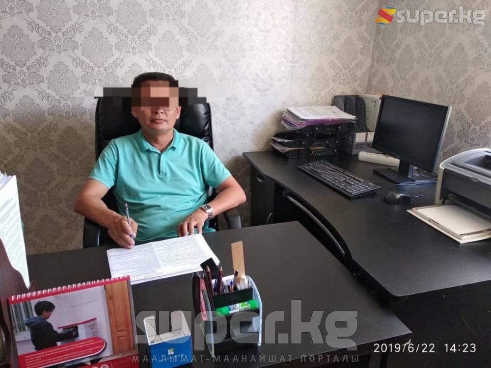 Жол кырсыгына шектелип жаткан айдоочу.
