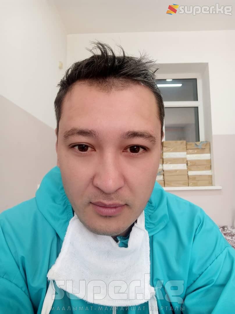 Коронавирус чегине жеткен маалда күн-түн тынбай чоң жоопкерчиликти моюнуна алып иштеген дарыгердин чачы бир айда агарып кеткен.