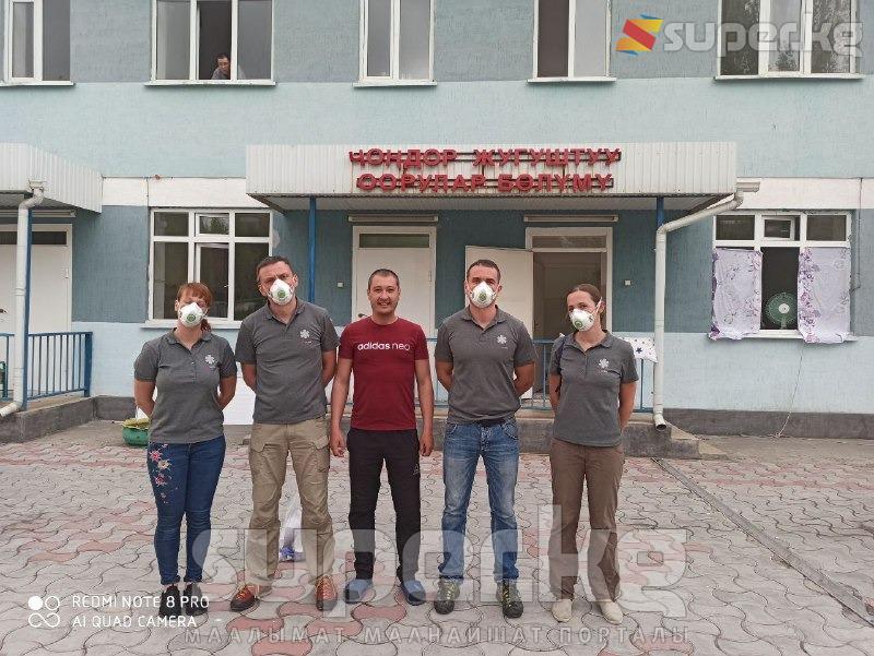 Польшадан келген медицина кызматкерлери Ноокат райондук ооруканада иштеген топко жогорку баасын бергенин айтат Мамажанов.