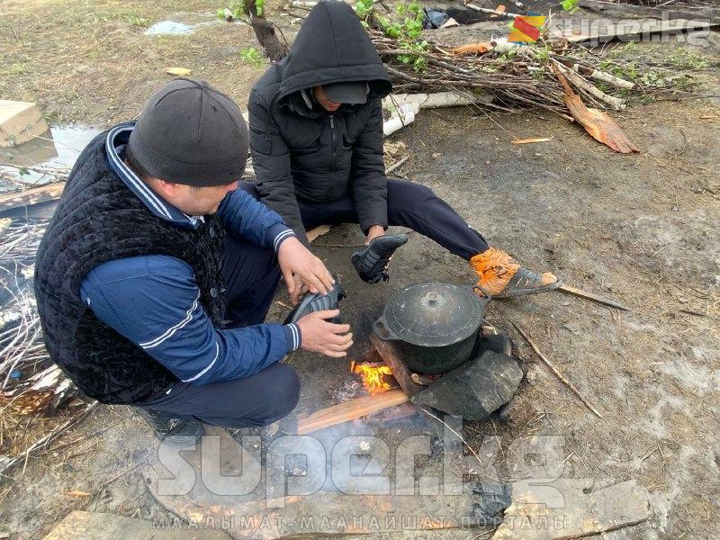 Бут кийимдери суу болуп калганда минтип отко кургатып алышат.