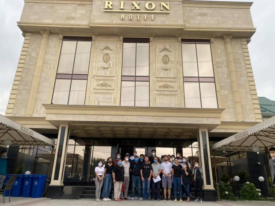 «Rixon» мейманканасынын базасында ачылган ооруканадагы медициналык кызматкерлердин тобу.