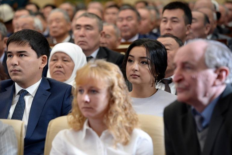 Бактыгүл Шарипова менен Атабек Абжалиев Сооронбай Жээнбековдун президенттик кызматка киришүү аземинде.