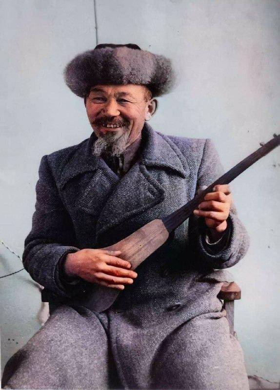 Кыргыз ССРинин Эл артисти, төкмө акын Калык Акиев (1883-1953). 