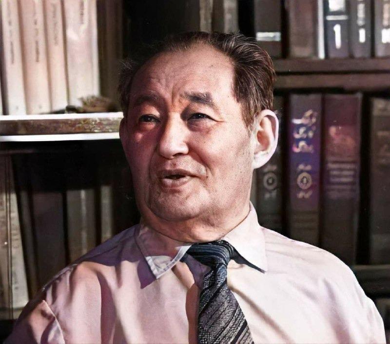 Улуу окумуштуу, тилчи Кусейин Карасаев (1901-1998).