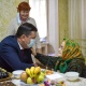 "Гүл десте сунуп". Калаа башчысы Карылардын эл аралык күнү менен куттуктады