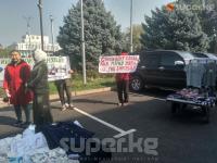 "Распродажа". Бишкек мэриясынын алдында митинг өтүп жатат