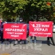 Ак Үйдүн алдына митингге чыккандар: "Депутаттын уулу арматура алып келип берем деп 56 адамды алдады, милиция реакция кылбай жатат"