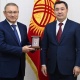 Садыр Жапаров өлкөлөр ортосундагы достукту чыңдоого кошкон олуттуу салымы үчүн Казакстандын жарандарын сыйлады