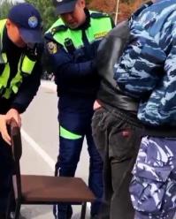 Милиция кызматкерлери борбордук аянтта өзүн жаман сезген адамга жардам көрсөтүштү (видео)