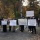 6 балалуу аялдын камактан бошотулушу: Андан жабыркадык дегендер УКМКнын алдына митингге чыкты