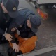 Орусияда полиция кызматкерлери белгисиз жаранды ур-тепкиге алган видео тарады. Анын Кыргыз жараны экени айтылды