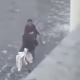 Социалдык тармактарда эркек киши аялды сабап жаткан видео тарады
