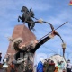 Ак калпак күнү: Аянтта тайган ээрчитип, бүркүт көтөргөндөр коштогон маданий иш-чарадан сүрөттөр