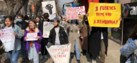 "Келин сенин кулуң эмес!". Ош шаарында аялдарга карата зомбулукка каршы жөө жүрүш өтүп жатат