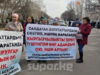 Митингге Арстан Алайдын тарапташтары келип, өзүнчө акция уюштуруп жатышат