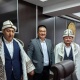 Маанайы суз. Ак чепкен кийген Сыймык Жапыкеев Финпол менен коштошту