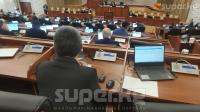 "Жолтоо болбо". Референдум жөнүндө мыйзам долбооруна эки мышка менен добуш берген депутаттар болду