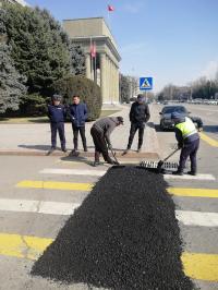 Милициянын кайгуул кызматы "Бишкекасфальтсервис" ишканасы менен биргеликте жолдорду жамоодо