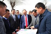 Орусия Ош шаарына бир нече мектеп курат. Аталган өлкөдөн келген делегация имарат сала турган жер тилкелери менен таанышты (сүрөт, видео)