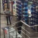 "Мага эле керекпи? Бас деп жатам". Курулуш дүкөнүндөгү жубайлардын урушу талкуу чордонунда