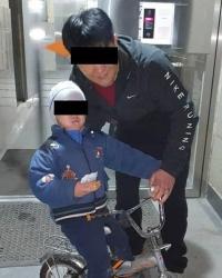 Ойноп жүрүп адашып кеткен. Бишкекте 6 жашар баланы милиция кызматкерлери аман-эсен табышты