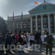 "Мыйзамсыз курулуш иштерине жол бербөө керек". Бишкек мэриясынын алдында митинг өтүп жатат