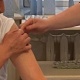 Эрежелерди сактабай. Министрди эмдөө кылган медайымдын медициналык кол кабы жоктугу талкууга түштү