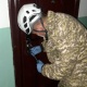 Бишкекте инсульт алган кишинин эшигин ӨКМнын кызматкерлери ачып кирип, ага алгачкы жардам көрсөтүштү