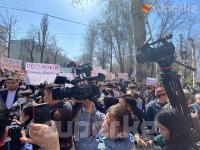 Митингчилердин алдына ИИМдин кызматкерлери чыкты