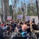 Митингге чыккандар ички иштер министринин эл алдына чыгуусун талап кылып жатышат