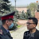 БШКнын алдында митинг өтүүдө. Митингчилер менен милиция кызматкерлери чатыр талашты