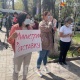 Митинг өтүп жаткан жерге белгисиз эркек кишилер келди. Алар элдин тарап кетүүсүн талап кылышууда