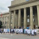Митингге чыккан медицина кызматкерлери өкмөт үйүнүн алдына барышты