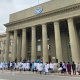 Митингге чыккан медицина кызматкерлеринин алдына өкмөт өкүлү чыкты