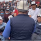 "Ал плакатыңды". Камчыбек Ташиев жолугушуу учурунда көтөрүлгөн плакатты алдыртып салды