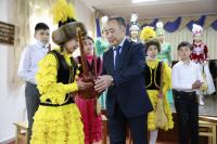 Садыр Жапаров 3-класстын окуучусуна комуз белек кылды