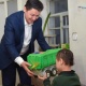 Өкмөт башчы эки баланы тарбиялап жаткан Сонунбү Сатарованын үй-бүлөсү менен ооз ачар өткөрдү