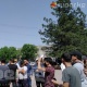 Митингчилер өкмөт өкүлдөрүн күтүп жатышат