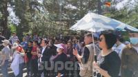 "Бизге таш бербей, автомат берсин. Биз өзүбүздү коргоп алабыз" деди митингге чыккандардын бири