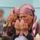 Ыйга толгон көздөр менен жайылган алакандар... Эвакуацияланган энелердин, кыз-келиндердин, балдардын таасир берген сүрөттөрү