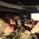 Күндүн сүрөтү: Аскер кызматкерлеринин чарчаган абалда унаада уктап бара жаткан сүрөтү тарады