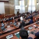 Жогорку Кеңеште айыл өкмөттөрүнүн башчыларын шайлоого талапкерлерди көрсөтүү ыйгарым укуктарын акимдерге берүү боюнча мыйзам долбоору колдоо тапты
