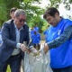 Костюм-шымчан таштанды терген мэрдин милдетин аткаруучу. Борбор калаада ишкерлер шаарды таштандыдан тазалашты (фото)