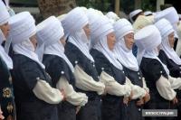 Өлкөдө 3 миллион 343 миң аял болсо, алардын ар бир сегизинчиси төрт же андан көп баланын энеси. Энелер күнүнө карата сандар жана фактылар